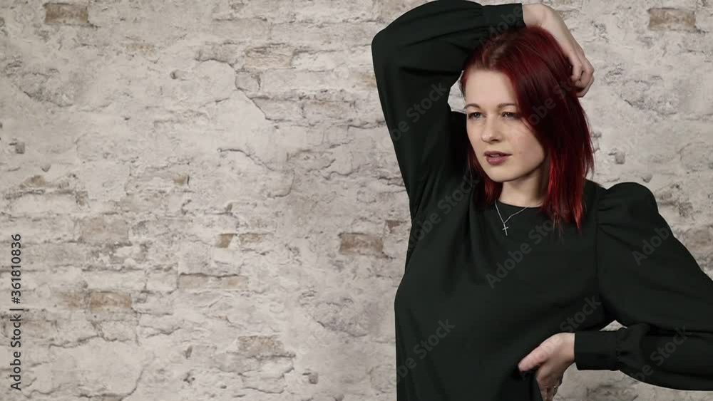 Portrait von einem weiblichen Model mit kurzen roten Haaren, das vor der Kamera posiert. Portrait von einem weiblichen Model mit kurzen roten Haaren, das vor der Kamera posiert.