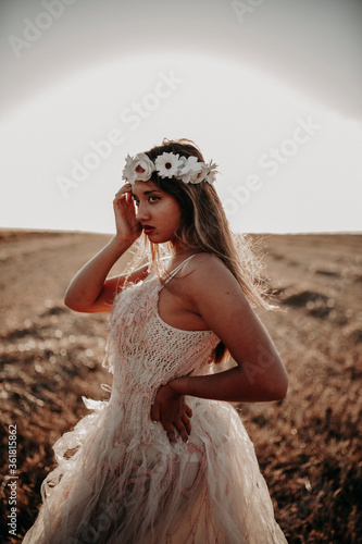 Chica joven naturaleza trigo traje blanco novia boda fantasia comunion