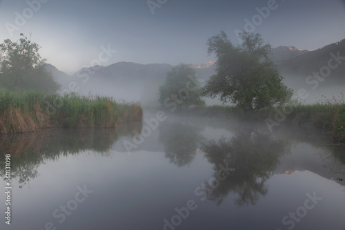 Ein Teich im morgendlichen Nebel.
