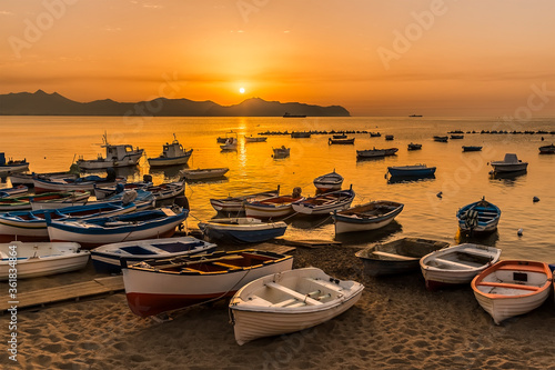 Foto The beach and fishing boats at Aspra Sicily as the sun goes down on a summer's e