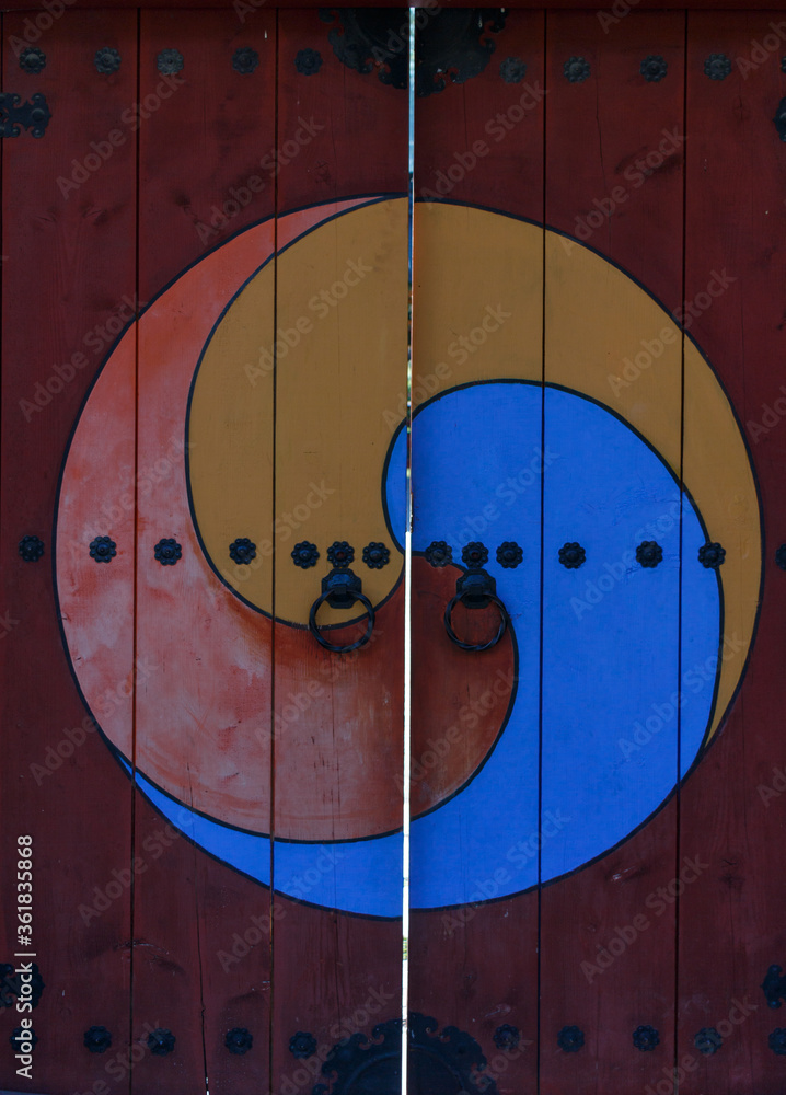 Fototapeta premium Traditional Korean main gate. Traditional Korean main entrance. Traditional korean wooden door.