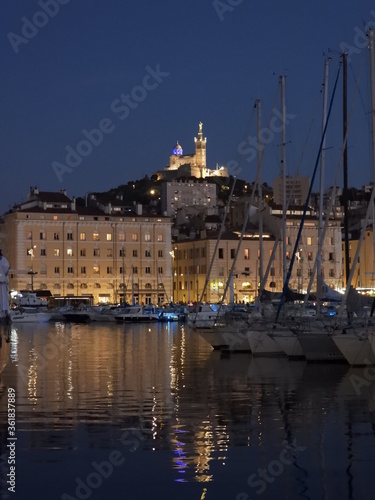 vieux port marseille de nuit