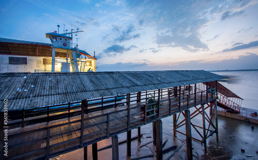 Pier, deck e porto de madeira em Belém do Pará na beira do rio após o pôr-do-sol Pier, deck e porto de madeira em Belém do Pará na beira do rio após o pôr-do-sol