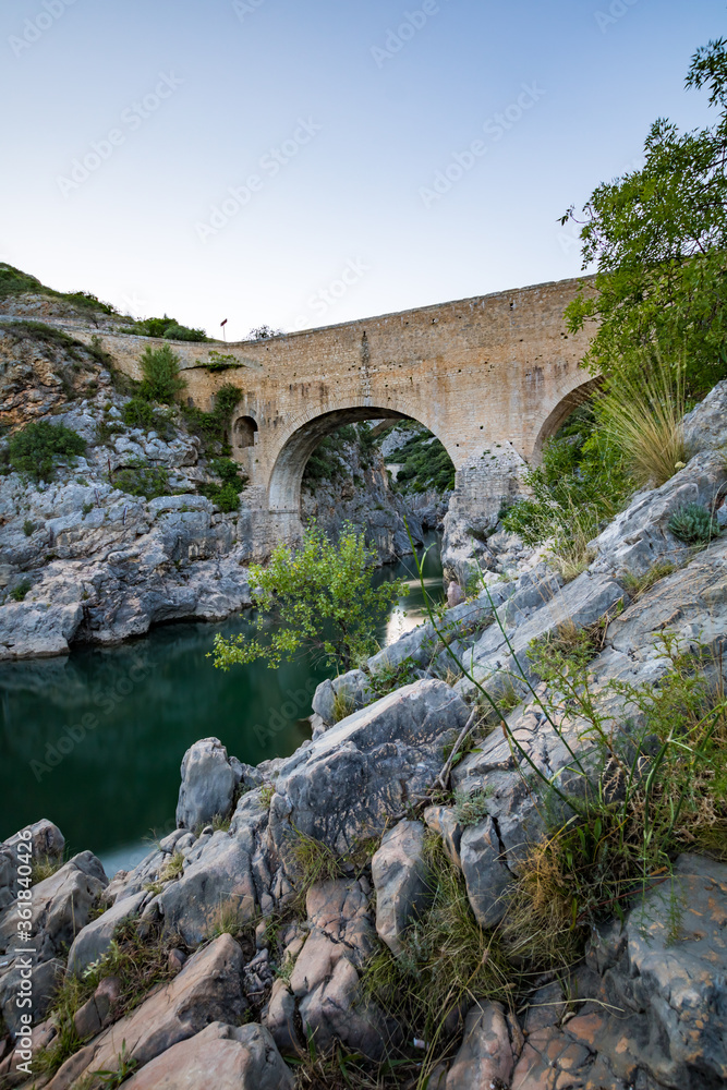 Vue sur le Pont du Diable depuis les rives de l'Hérault (Occitanie, France)