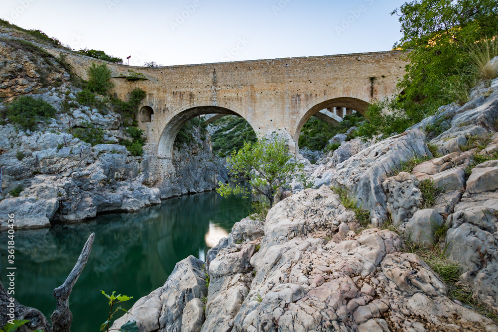 Vue sur le Pont du Diable depuis les rives de l'Hérault (Occitanie, France)