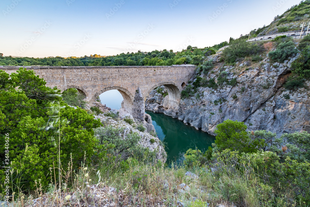 Vue du Pont du Diable depuis les hauteurs des gorges de l'Hérault (Occitanie, France) Vue du Pont du Diable depuis les hauteurs des gorges de l'Hérault (Occitanie, France)