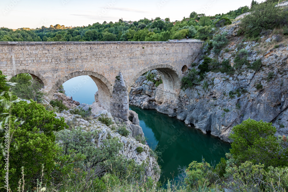 Vue du Pont du Diable depuis les hauteurs des gorges de l'Hérault (Occitanie, France)