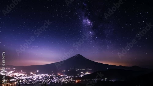 Wallpaper Mural 峠からの見下ろす湖畔と富士山 Torontodigital.ca