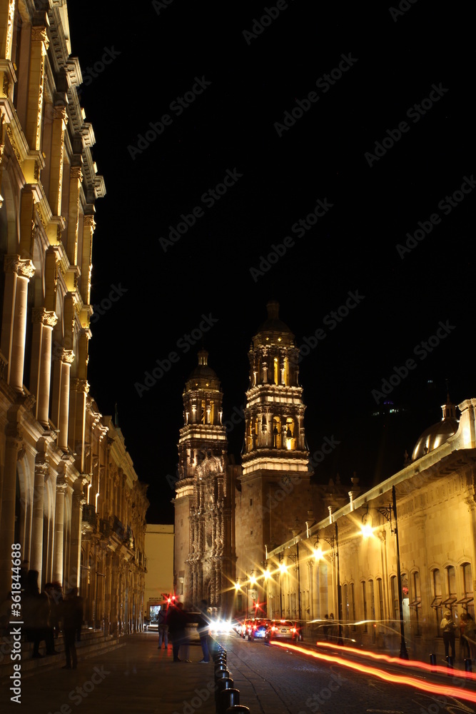 Teatro y catedral de Zacatecas de noche acompañados de las luces de los autos Teatro y catedral de Zacatecas de noche acompañados de las luces de los autos