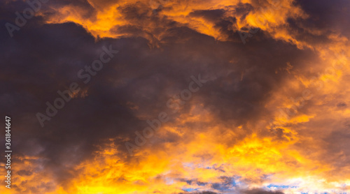 Schöner Wolkenhimmel am Abend, Naturschauspiel © marcus_hofmann