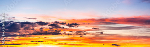 Schöner Wolkenhimmel am Abend, Naturschauspiel