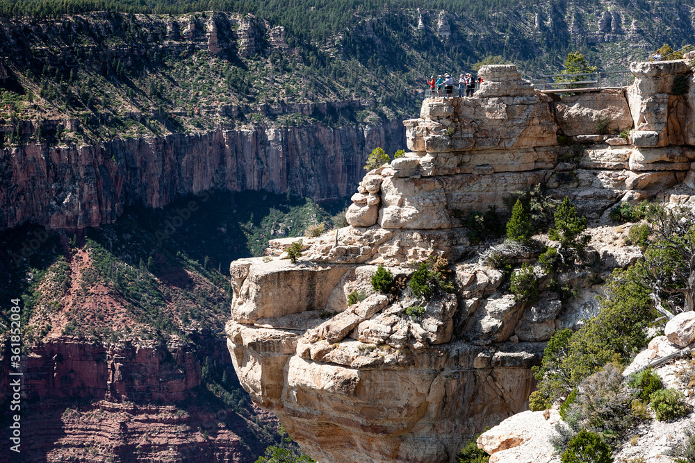 Touristen auf einer Aussichtsplattform im Grand Canyon