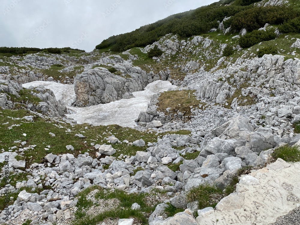 Mann auf dem Dachstein Berg Gipfel bei Hallstadt in Österreich Mann auf dem Dachstein Berg Gipfel bei Hallstadt in Österreich