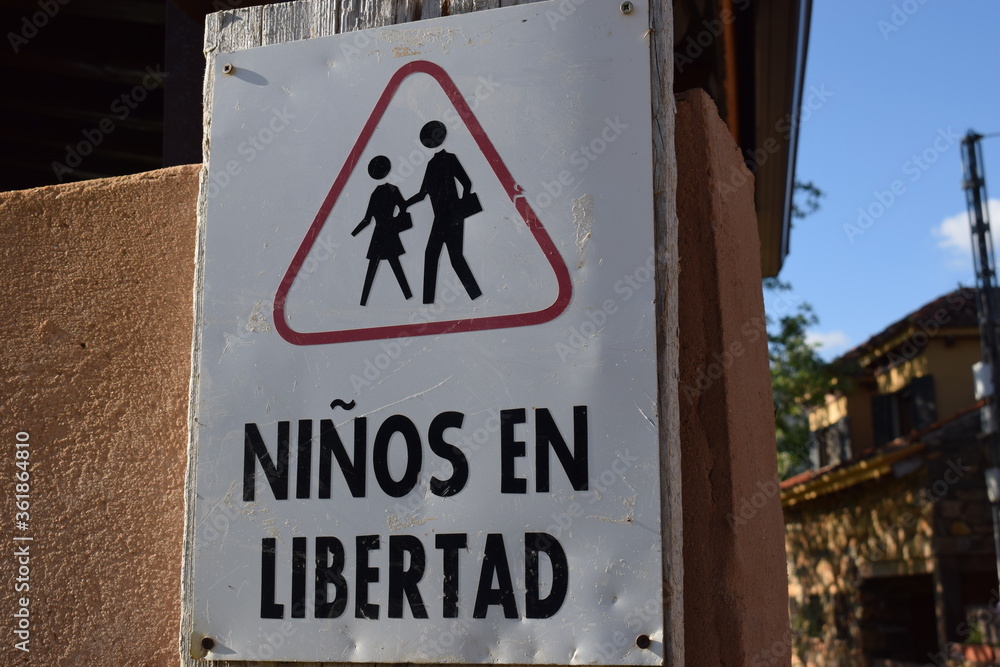 Fototapeta premium Cartel informativo en Estebanvela, Segovia