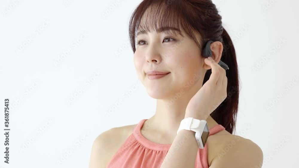 音楽を聴くスポーティーな女性