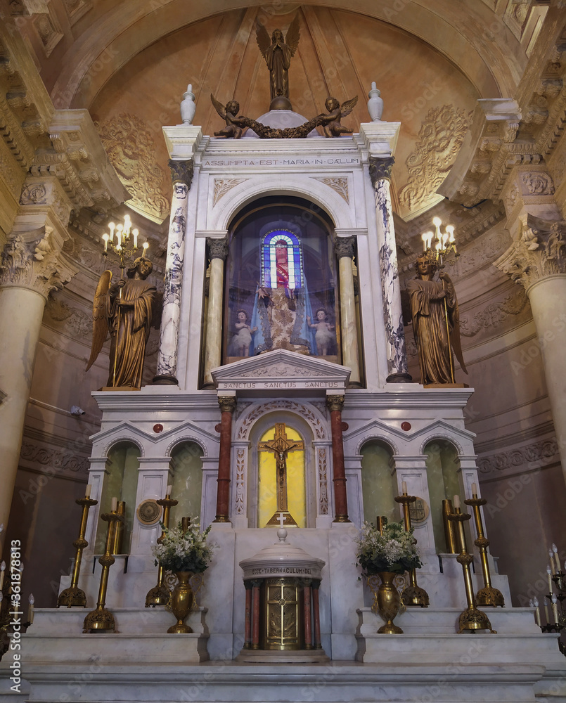 Fotos del interior del Panteón de los héroes, altar católico