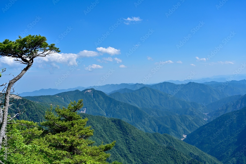 Fototapeta premium 大蛇嵓から見た青空バックの山並みの情景＠大台ヶ原山、奈良