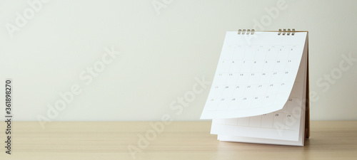 Billede på lærred Calendar page flipping sheet on wood table background business schedule planning