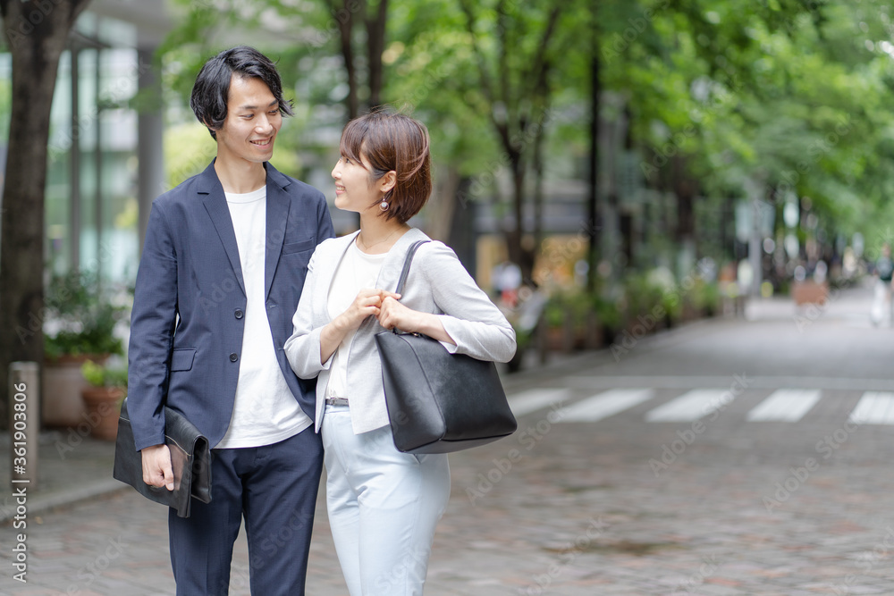 屋外　カジュアルな服装　アジア人　ビジネスマン