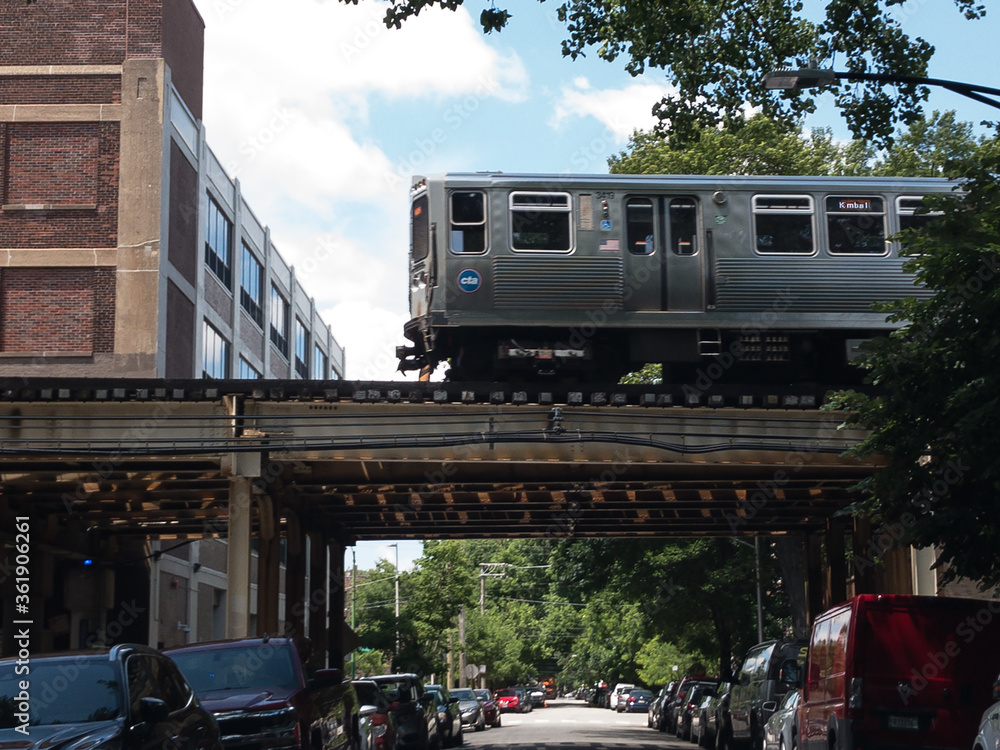 Fototapeta premium elevated train crossing street in Chicago, Illinois 