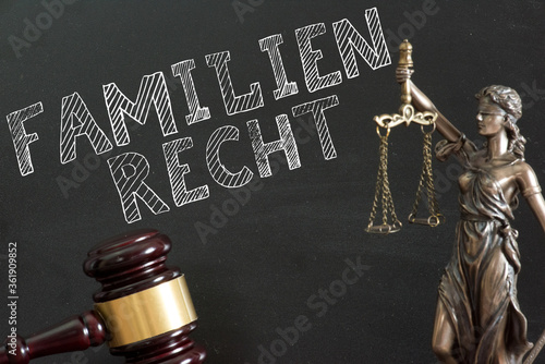 Foto Richterhammer, Justitia und das Familienrecht