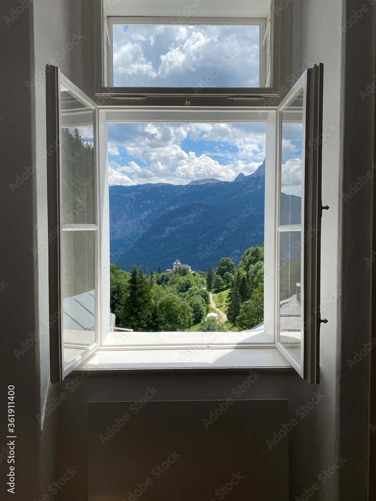 Fototapeta premium Fenster in Hallstadt dorf in österreich