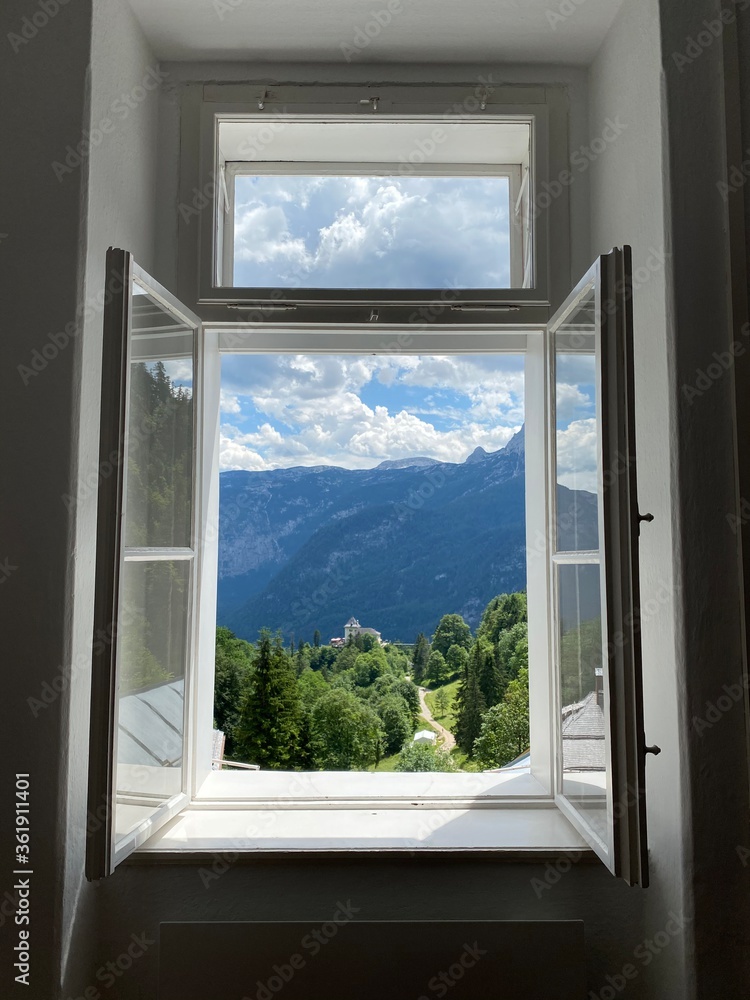 Fototapeta premium Fenster in Hallstadt dorf in österreich