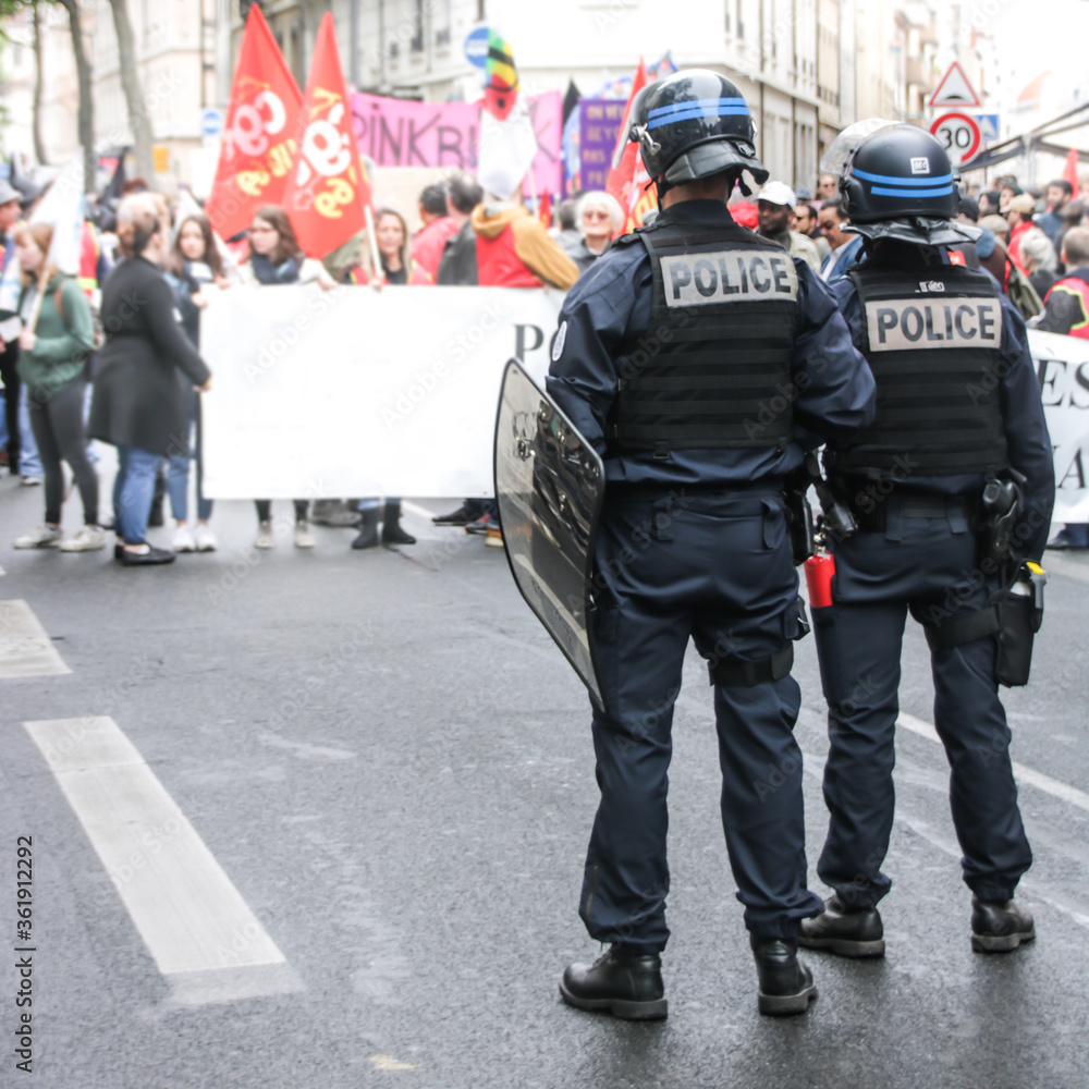 Fototapeta premium funkcjonariusze policji podczas demonstracji