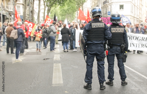 policiers pendant des manifestations