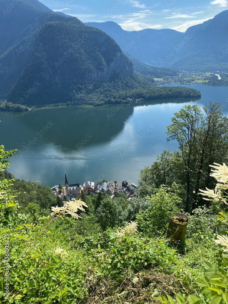 Wanderung bei Hallstadt Dorf in Österreich im Sommer