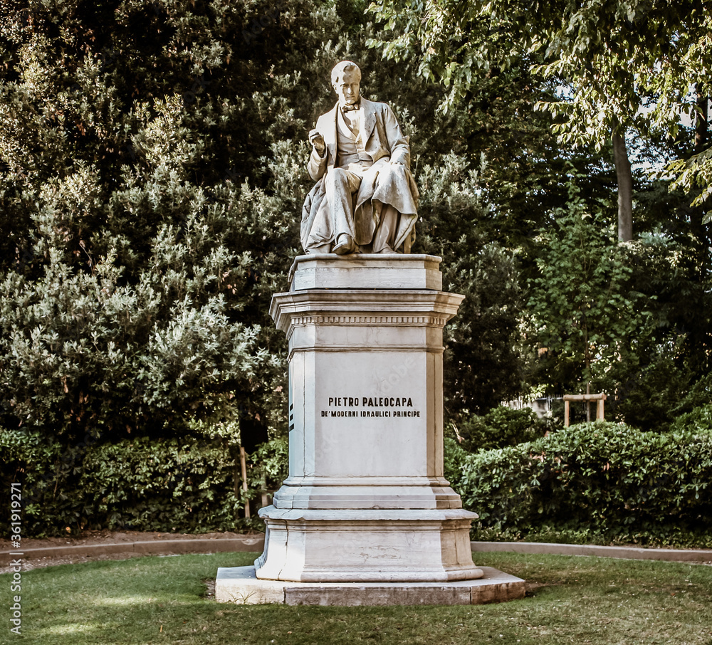Obraz premium statue in the park
