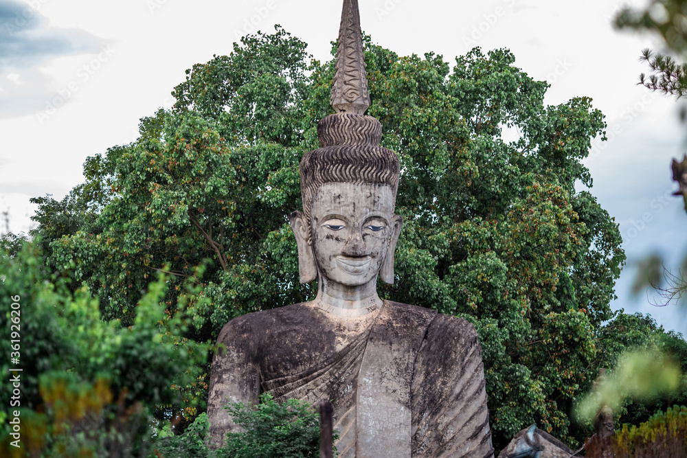 Obraz premium Sala Keoku-Nongkhai:June19,2020,the atmosphere inside the religious tourist site,there is a garden and a corridor around a large sculpture,tourists come to see the beauty of the holiday,Thailand