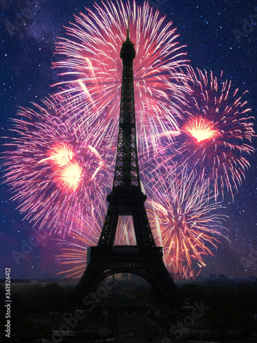 The Eiffel Tower, Paris, France. UNESCO World Heritage Site © VEOy.com
