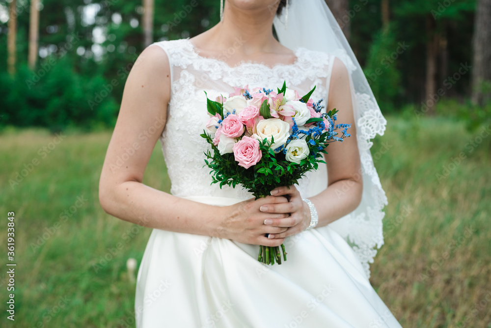 bride holding bouquet, the bride's bouquet, bride in wedding dress, bouquet of roses, wedding day bride holding bouquet, the bride's bouquet, bride in wedding dress, bouquet of roses, wedding day