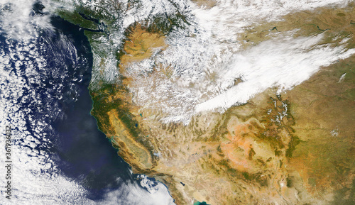 Fototapeta Naklejka Na Ścianę i Meble -  Satellite image of North America and the west coast with clouds. Elements of this image furnished by NASA