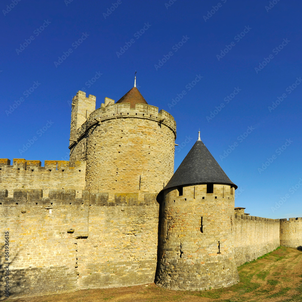 Tours de la citadelle de Carcassonne (11000) au carré, Aude en Occitanie, France