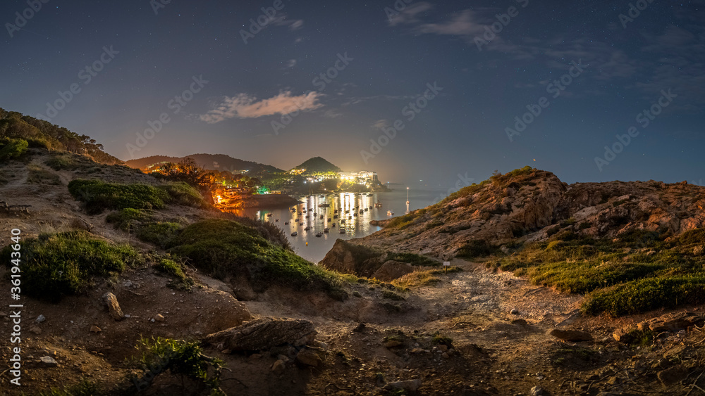 Panorama nocturno de Cala Sa Tuna