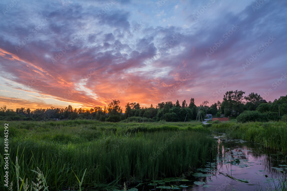Naklejka premium Beautiful sky over the river at sunset