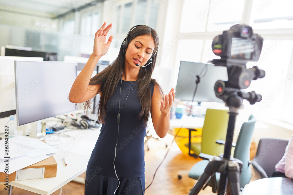 Business Frau beim Video aufnehmen für Internet Reportage Business Frau beim Video aufnehmen für Internet Reportage