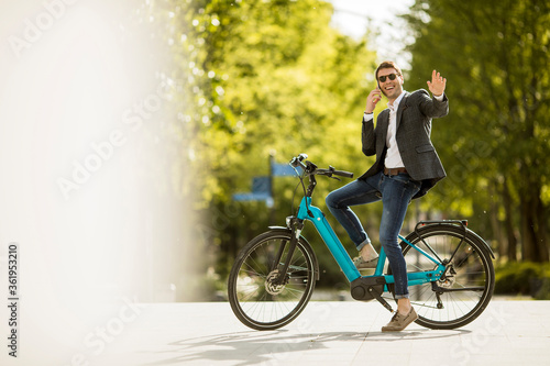 Young businessman on the eb...