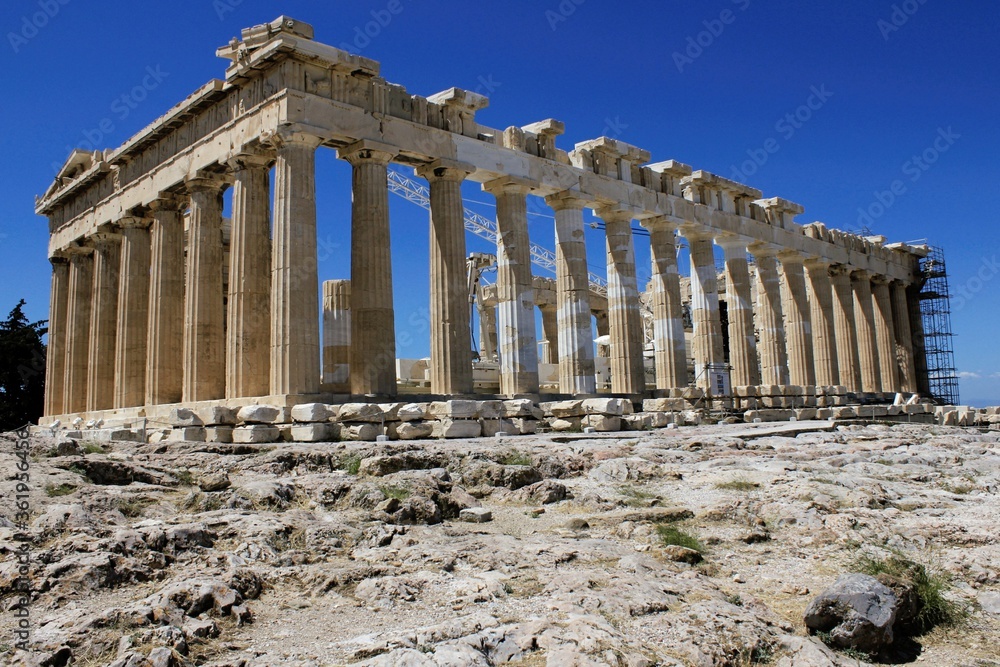 Obraz premium Greece, Athens, June 18 2020 - View of the archaeological site of the Acropolis with Parthenon temple in the background. 