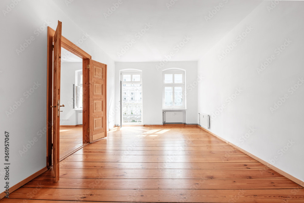 Obraz premium empty room in renovated flat with wooden floor and balcony