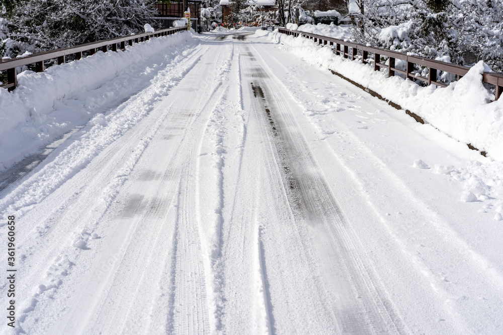 雪の積もった路面