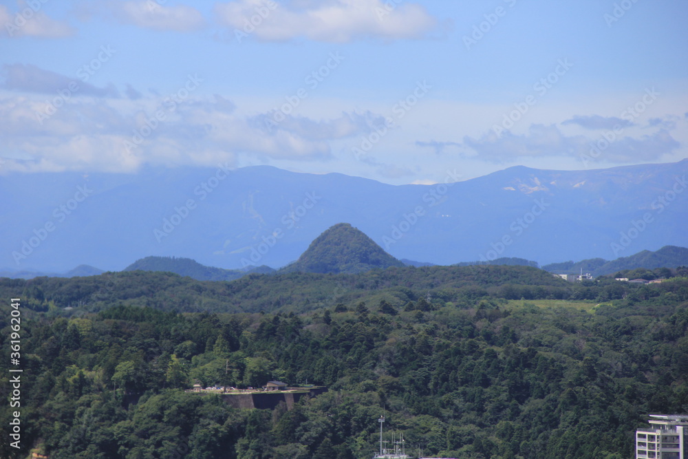 仙台駅付近から見た、綺麗な三角形の太白山(宮城県)