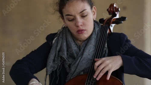 Concierto al aire libre violonchelistaChelo, música, arte, alegría, vuelta, musical, directo, músico, joven, feliz, sonido, violinista, felicidad, aire libre, libertad, inspiración, entretenido.