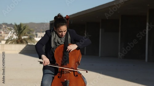 Concierto al aire libre violonchelistaChelo, música, arte, alegría, vuelta, musical, directo, músico, joven, feliz, sonido, violinista, felicidad, aire libre, libertad, inspiración, entretenido.