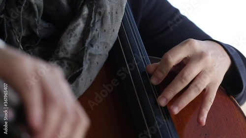 Mujer tocando el violonchelo con pasión