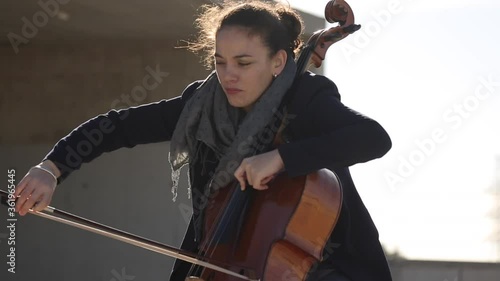 Mujer tocando con pasión el violonchelo al aire libre