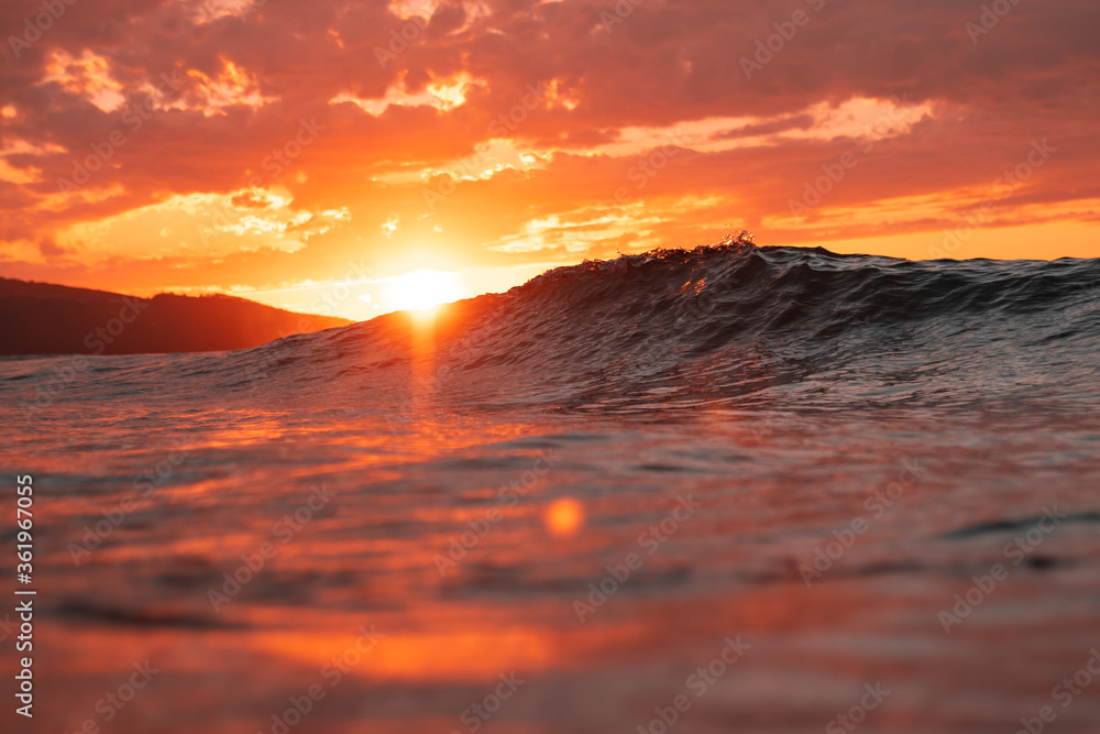Obraz premium sunset over a wave