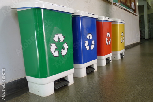 Latas de lixo coloridas para reciclagem em um prédio antigo. photo